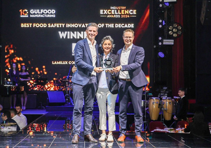 LAMILUX AntiBac gewinnt „Best Food Safety Innovation of the Decade“ bei den Gulfood Manufacturing Awards 2024