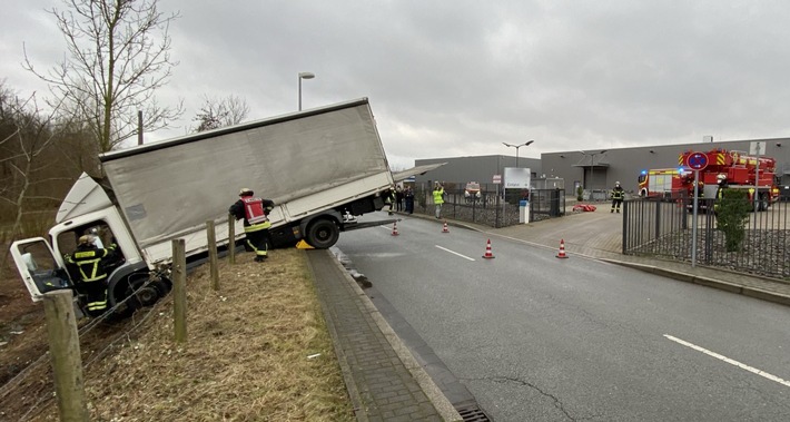 FW-DO: LKW rollt von Firmengelände in einen Graben