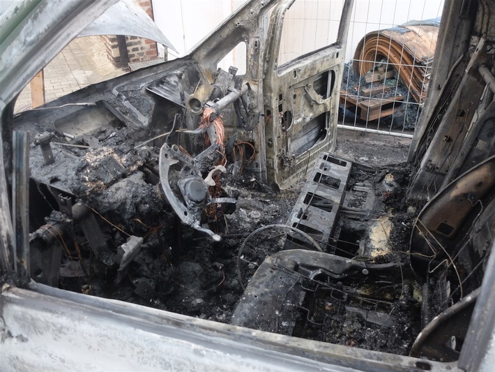 POL-DN: Fahrzeug vollständig ausgebrannt