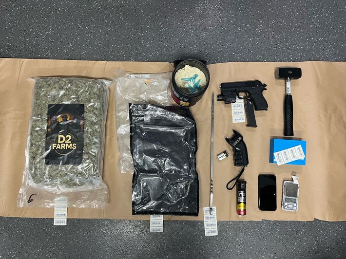 POL-K: 260409-3-K Fahrzeugkontrolle bei mutmaßlichem Dealer - Drogen und scharfe Schusswaffe sichergestellt - Haftrichter