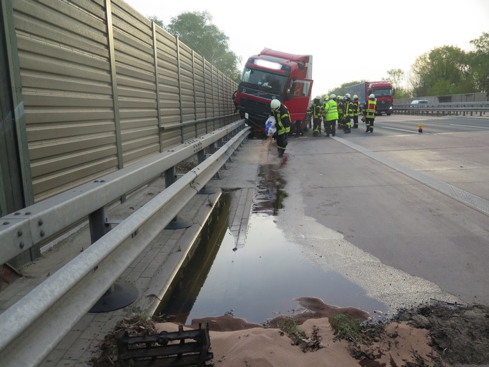 POL-DEL: Autobahnpolizei Ahlhorn: Verkehrsunfall auf der A1 +++ Eine Person leicht verletzt +++ Betriebsstoffe auf der Fahrbahn