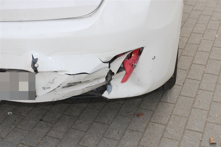 POL-HA: Verkehrsunfall mit einer Leichtverletzten in Wehringhausen - Unbekannter Verursacher flüchtet vom Unfallort und verliert Nummernschild