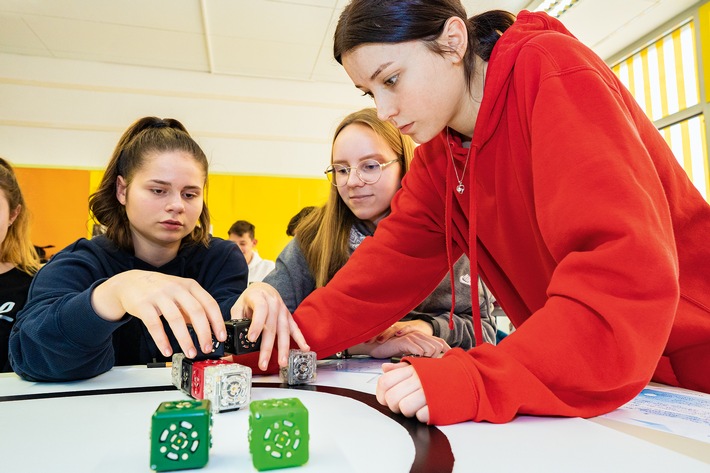 Wie Roboter laufen lernen: In Gerstetten (8.&9.7.) machen Coaches spielerisch Lust auf Technikberufe