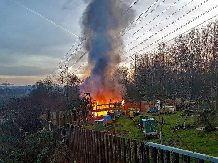 FW-E: Brennende Laube verursacht starke Rauchentwicklung