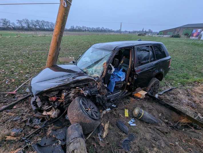 FW-KLE: Verkehrsunfall: Range Rover prallt gegen Baum und Strommast