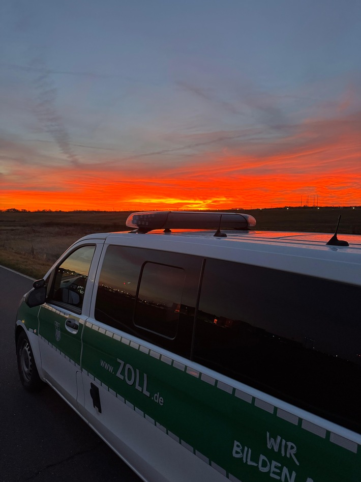 HZA-P: Zoll stoppt Bodypacker am Flughafen BER mit 100 Päckchen Kokain im Körper / Zollfahndungsamt Berlin Brandenburg übernimmt die Ermittlungen