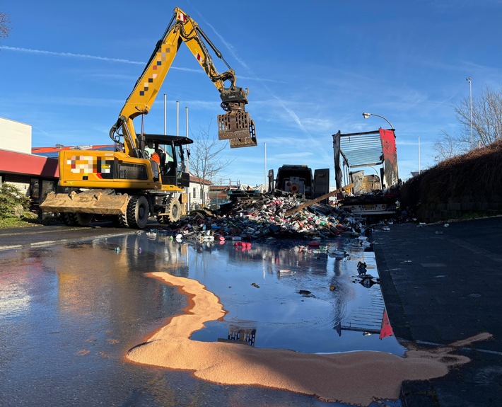 FW Bad Honnef: LKW-Brand sorgt für neunstündigen Feuerwehreinsatz
