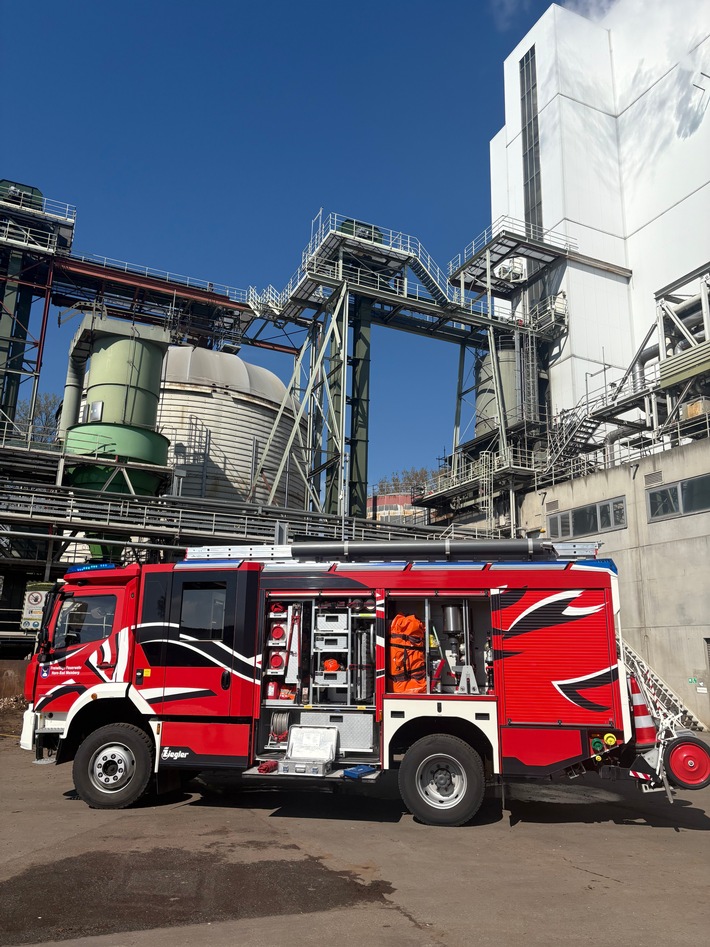 FW Horn-Bad Meinberg: Brand in Förderanlage eines holzverarbeitenden Betrieb am Ostermontag - aufwendige Löschmaßnahmen dauern 5 Stunden