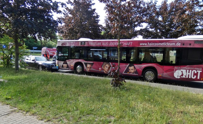 POL-SN: Verkehrsunfall zwischen Bus und Pkw