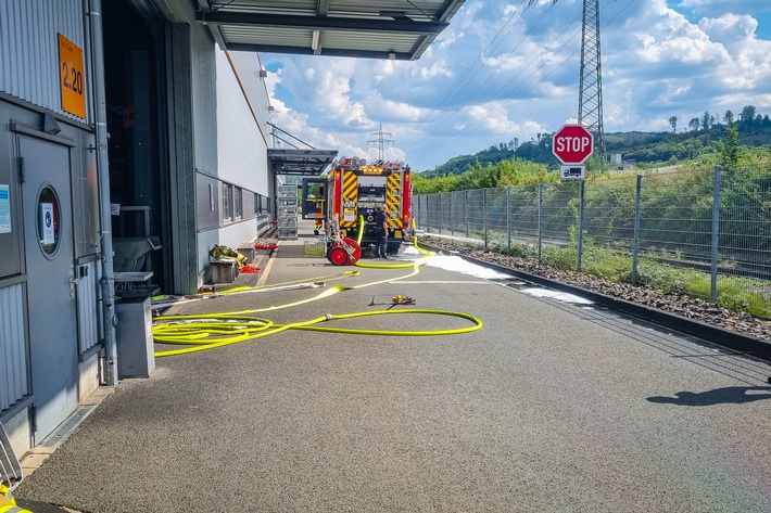 FW Menden: Brennende Filteranlage in einer Produktionshalle