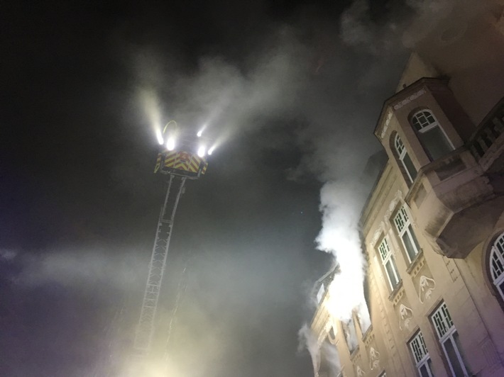 FW-GE: Ausgedehnter Wohnungsbrand in Resse - Feuerwehr rettet 6 Personen mit der Drehleiter