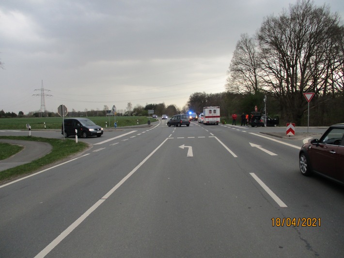 POL-NI: Verkehrsunfall mit hohem Sachschaden und drei verletzten Personen