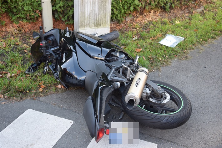 POL-HF: Verkehrsunfall mit schwerverletzter Person -
Junge Krad-Fahrerin kollidiert mit PKW