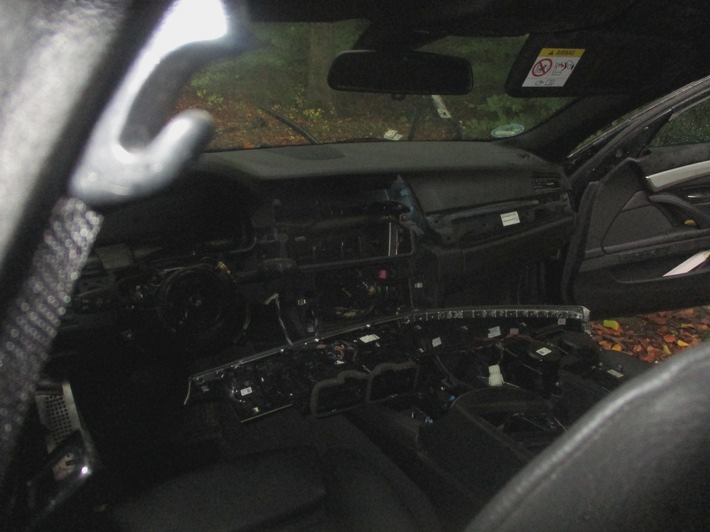 POL-REK: 201007-5: Zeuge fand ausgeschlachtete BMW im Wald - Frechen