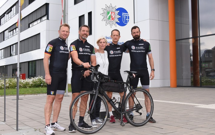 POL-MG: Nachtrag (Bild) zu &quot;Pascal &amp; Friends Benefiztour 2.0: Vier Polizisten fahren in ihrer Freizeit für den guten Zweck 750 km Fahrrad. Und zwar nonstop!&quot;