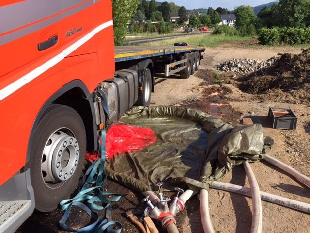 POL-PDNR: Große Verschmutzung durch aufgerissenen Tank  an LKW 
-Mehr als 1200 Liter Diesel ausgelaufen / Feuerwehr im Einsatz-