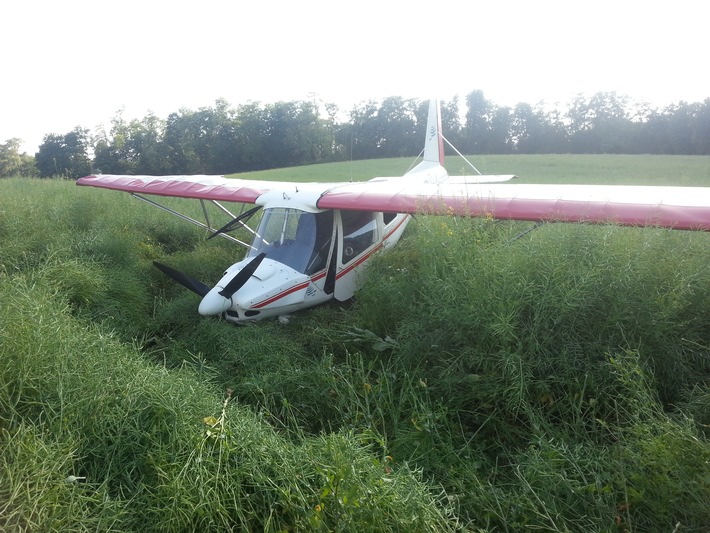 FW-BO: Kleinflugzeug im Feld notgelandet