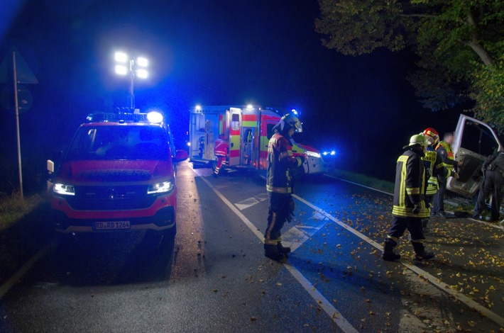 FW-RD: Transporter fährt gegen Baum - Fahrer schwerverletzt