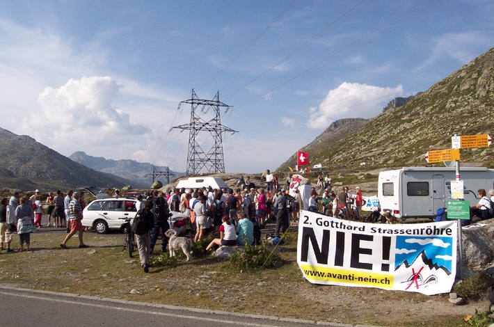 Feuer in den Alpen auf dem Gotthardpass: Kundgebung gegen Denkstau in der Verkehrspolitik