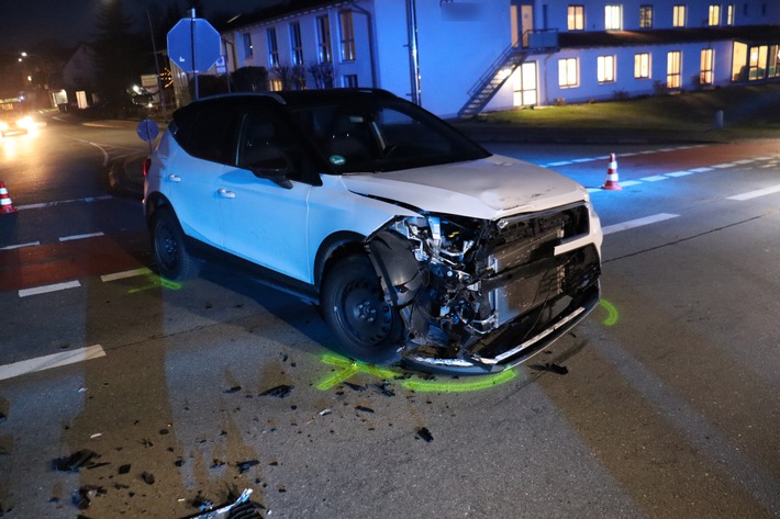 POL-HF: Mercedes beim Abbiegen übersehen- Fahrer leicht verletzt