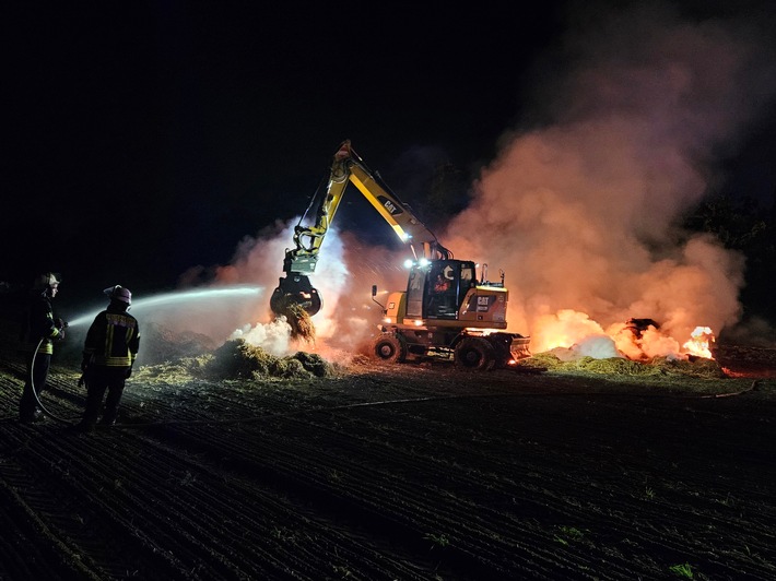 FW Datteln: Strohmiete brannte an Ahsener Straße und sorgt für lange Sperrung