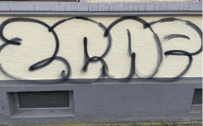 POL-PPWP: Hauswände mit Graffiti beschmiert