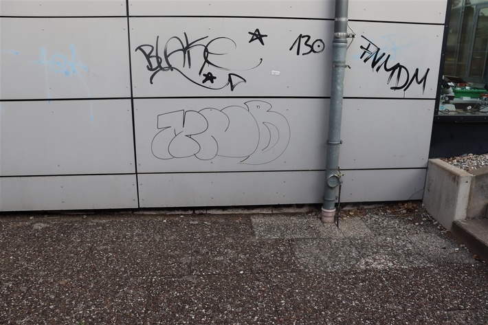POL-HF: Unbekannte beschmieren Schulgebäude mit Graffitis - Polizei sucht Zeugen
