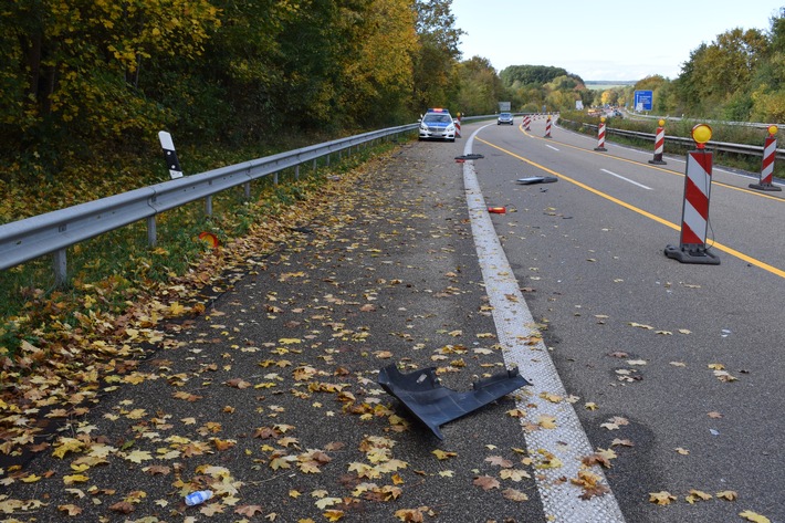 POL-PDKL: Verkehrsunfallflucht / Beschädigung von Verkehrseinrichtungen