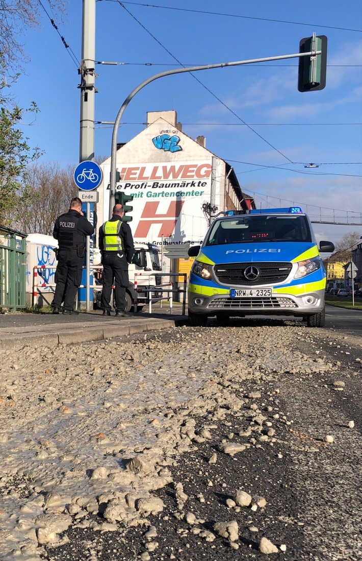 POL-GE: Lkw verliert Beton auf der Berliner Brücke