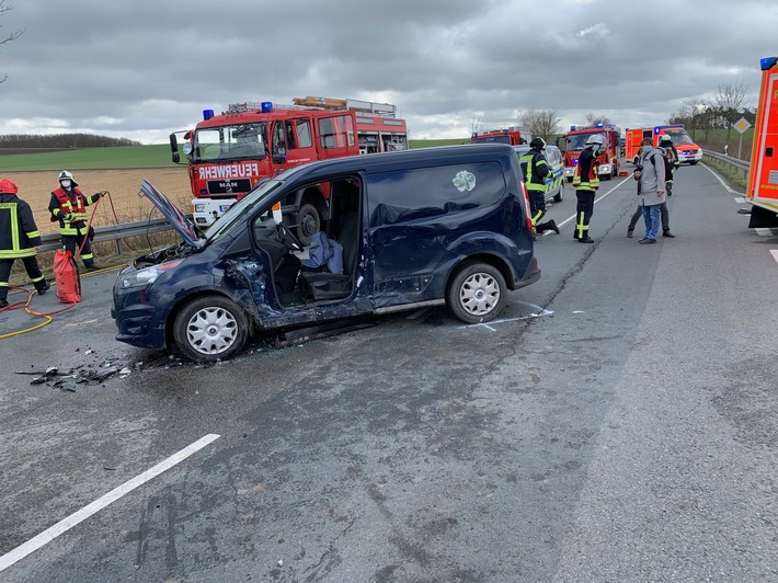 FW Borgentreich: Großaufgebot von Rettungskräften zu einem Verkehrsunfall nach Borgentreich alarmiert. 4 Personen wurden in Krankenhäuser verbracht.