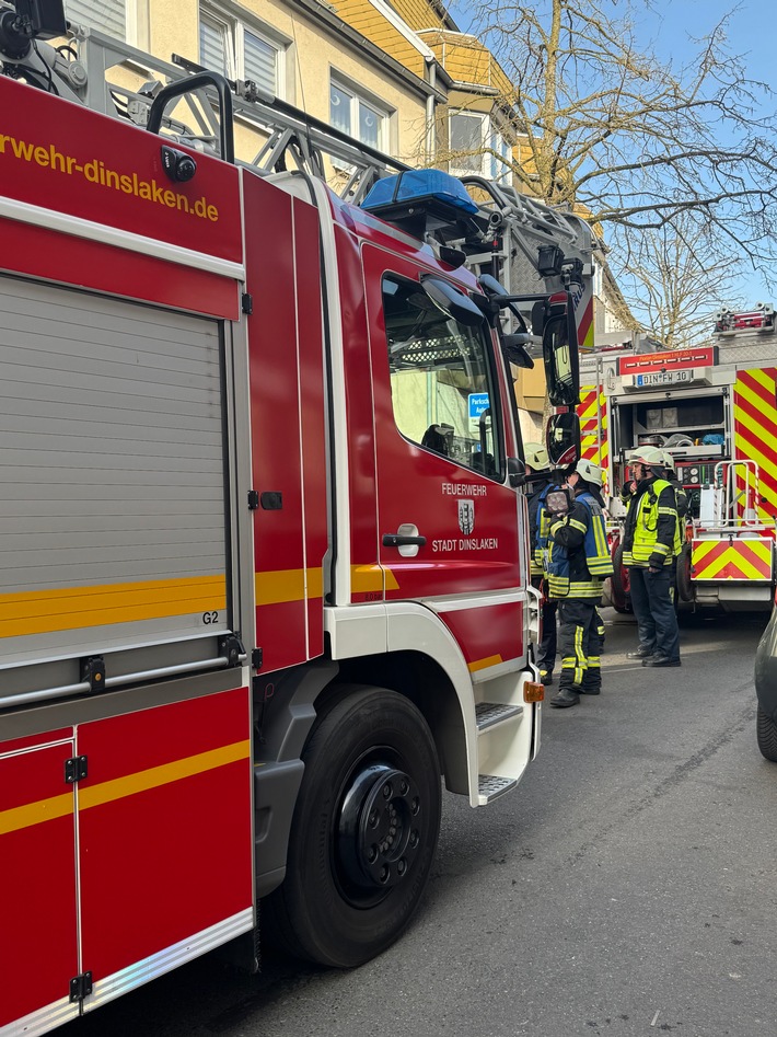 FW Dinslaken: Zimmerbrand in der Innenstadt