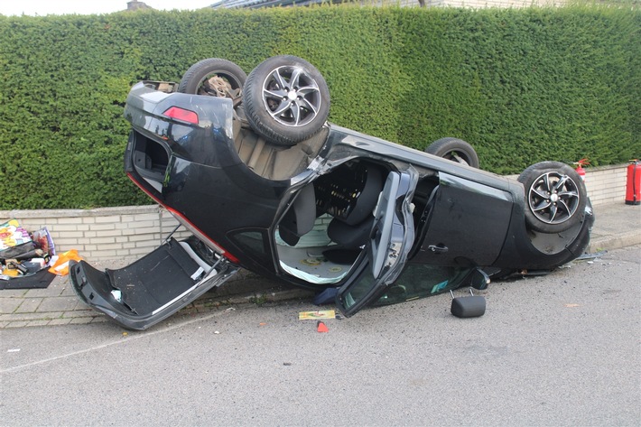 POL-DN: Auto überschlägt sich in 30er-Zone