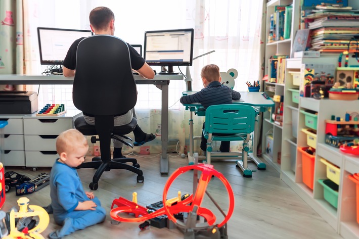 Lieber zuhause arbeiten? / Forsa: Nur jeder Zehnte wünscht sich Kinderbetreuung am Arbeitsplatz