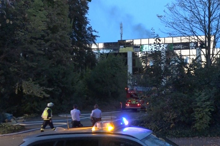 FW-DO: Feuer in DO-Gartenstadt Süd / Rauchentwicklung im Dachbereich eines leerstehenden Bürogebäudes