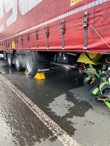 FW-EN: Umgestürzter Baum und qualmender LKW