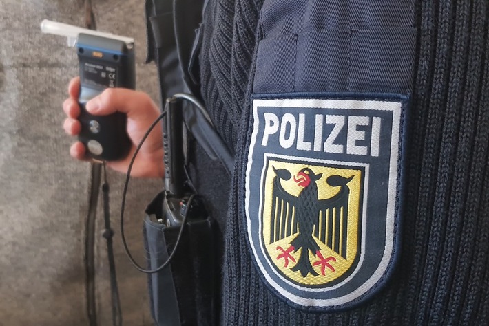 Bundespolizeidirektion München: Kälte und Alkohol - eine lebensgefährliche Verbindung/ Bundespolizei nimmt Betrunkenen in Gewahrsam