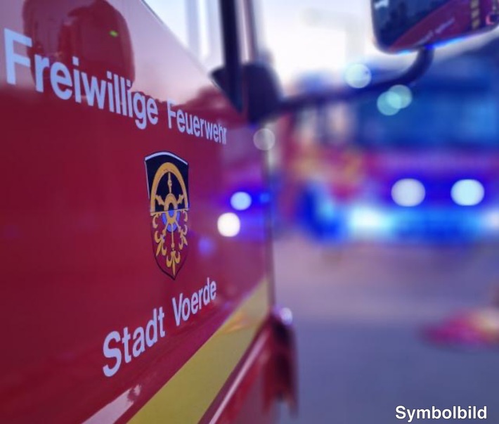 FW Voerde: Brand in rund 60 Metern Höhe auf ehemaligem Kraftwerk Gelände