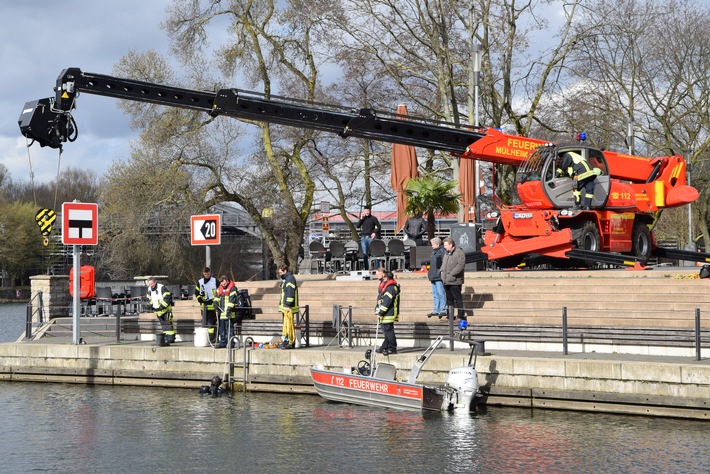 FW-MH: Zwei Motorroller aus Stadthafenbecken geborgen