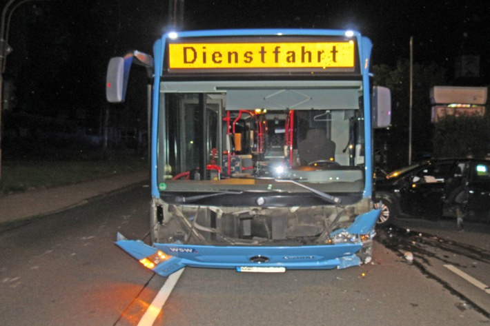 POL-ME: Kollision zwischen Pkw und Linienbus - Wülfrath - 1806070