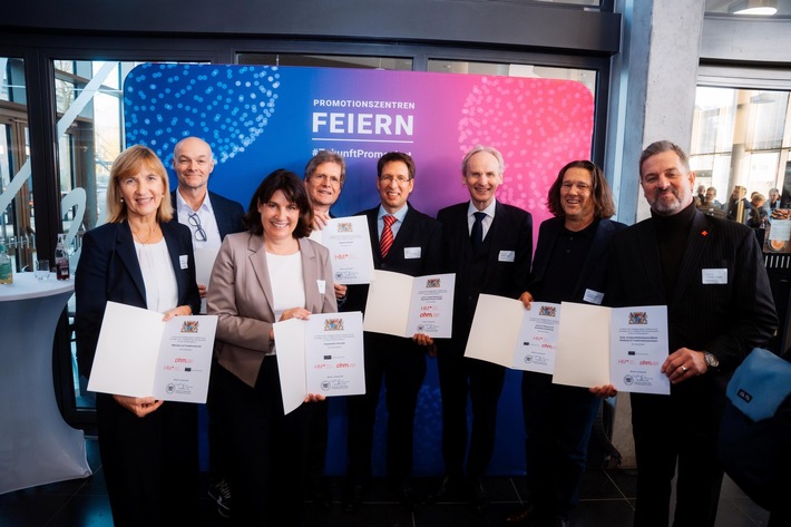 Promotionszentren feiern wissenschaftlichen Meilenstein