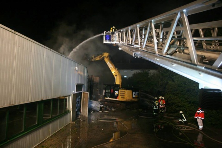POL-HM: Brand einer Lagerhalle- mehrere hunderttausend Euro Schaden