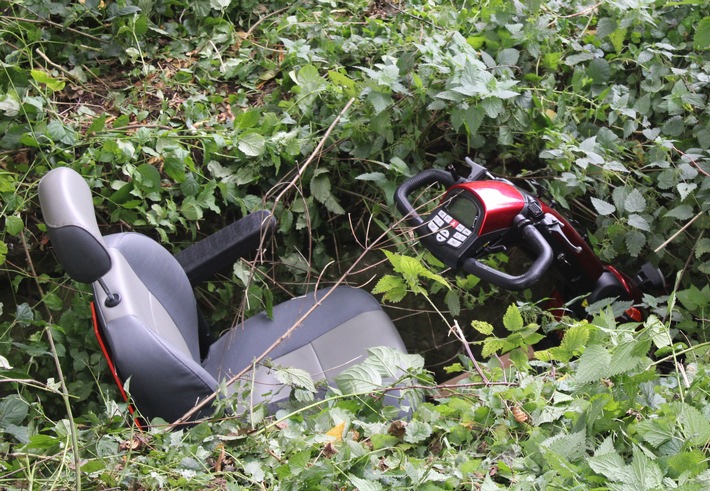 POL-MI: E-Scooter-Fahrer landet zusammen mit Fußgänger in Graben