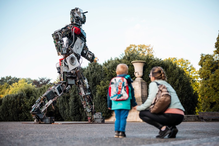 Mit dem Wertgarantie-Komplettschutz gewinnt erstmals ein Versicherungsprodukt den Deutschen Nachhaltigkeitspreis Produkte. Seit Jahren sensibilisiert Wertgarantie darüber hinaus unter dem Motto "Reparieren statt Wegwerfen" u. a. mit dem Wertgiganten für die Elektroschrott-Problematik. / Weiterer Text über ots und www.presseportal.de/nr/127001 / Die Verwendung dieses Bildes für redaktionelle Zwecke ist unter Beachtung aller mitgeteilten Nutzungsbedingungen zulässig und dann auch honorarfrei. Veröffentlichung ausschließlich mit Bildrechte-Hinweis.