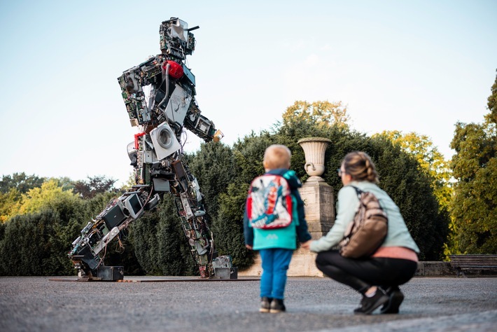 Mit dem Wertgarantie-Komplettschutz gewinnt erstmals ein Versicherungsprodukt den Deutschen Nachhaltigkeitspreis Produkte. Seit Jahren sensibilisiert Wertgarantie darüber hinaus unter dem Motto "Reparieren statt Wegwerfen" u. a. mit dem Wertgiganten für die Elektroschrott-Problematik. / Weiterer Text über ots und www.presseportal.de/nr/127001 / Die Verwendung dieses Bildes für redaktionelle Zwecke ist unter Beachtung aller mitgeteilten Nutzungsbedingungen zulässig und dann auch honorarfrei. Veröffentlichung ausschließlich mit Bildrechte-Hinweis.
