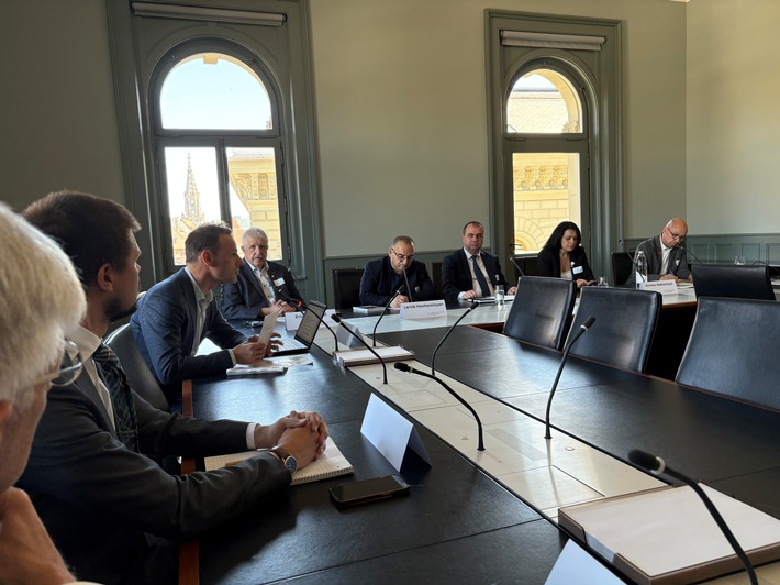 Bundespräsident soll in Jerewan Friedensforum zur Sprache bringen / Karabach-Delegation im Bundeshaus