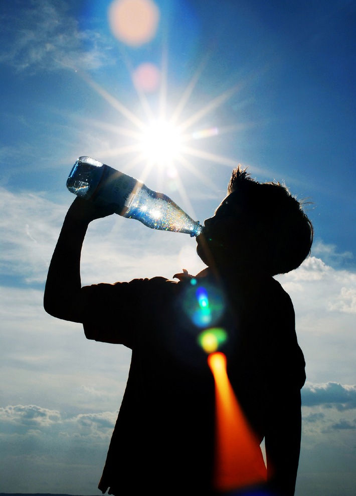 Wenn sich die Sonne von ihrer besten Seite zeigt: Durstlöscher Mineralwasser