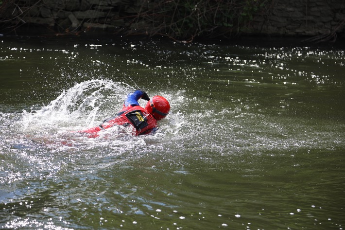 FW-E: Feuerwehr Essen und Feuerwehr Bochum retten 13-Jährigen aus der Ruhr - Wasserrettungseinsatz an der Stadtgrenze