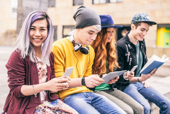 Smartphone-Sucht wächst: 25% der Millennial-Generation verbringen mehr als 5 Stunden täglich / Laut neuer Verbraucherstudie von B2X fühlen sich ein Viertel ohne ihr Smartphone frustriert oder traurig