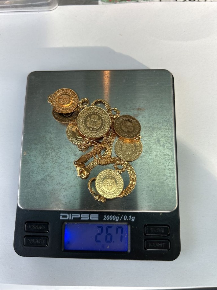 HZA-R: Regensburger Zoll entdeckt nicht angemeldeten Goldschmuck - Strafverfahren eingeleitet / Kontrolle auf der A3 bei Hofschlag: Zöllnerin und Zöllner finden Goldschmuck im Wert von rund 8.500 Euro