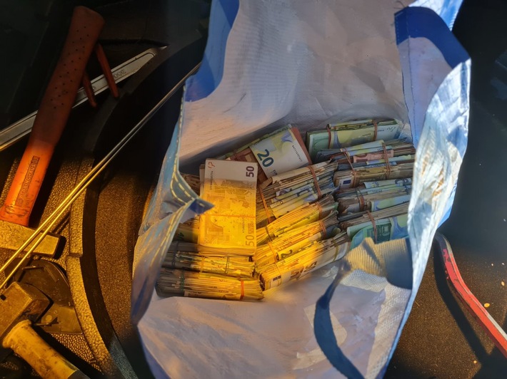 BPOL NRW: Fahndungserfolg der Bundespolizei; Verdacht der Geldwäsche - Niederländer versteckte 144.190 EUR im Kofferraum